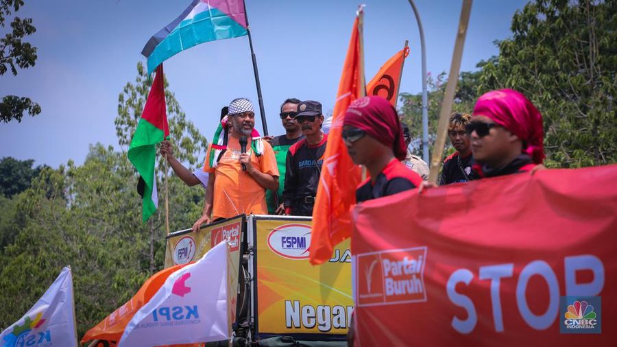 Sejumlah buruh melakukan aksi unjuk rasa di depan kantor Kedutaan Besar Amerika Serikat (Kedubes AS) di Jakarta, Selasa (10/10/2023). (CNBC Indonesia/Faisal Rahman)