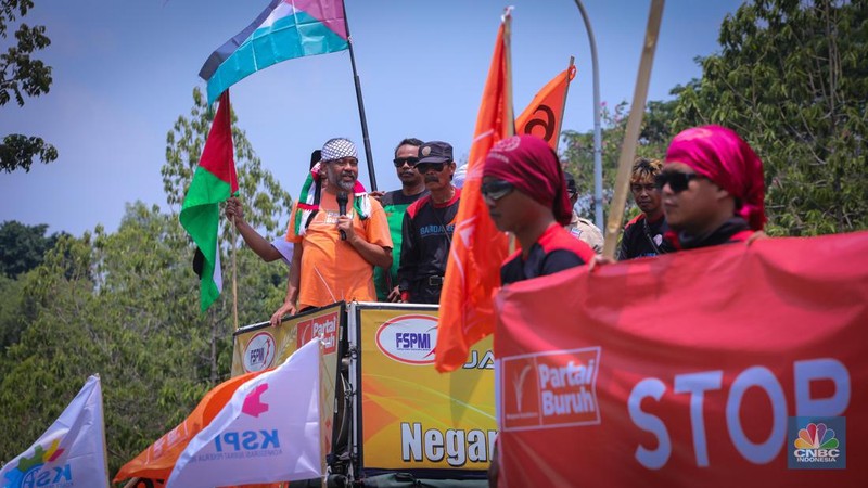 Sejumlah buruh melakukan aksi unjuk rasa di depan kantor Kedutaan Besar Amerika Serikat (Kedubes AS) di Jakarta, Selasa (10/10/2023). (CNBC Indonesia/Faisal Rahman)