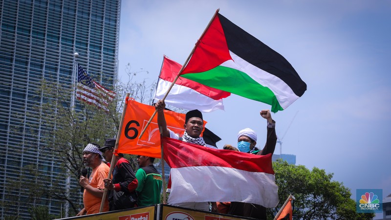 Sejumlah buruh melakukan aksi unjuk rasa di depan kantor Kedutaan Besar Amerika Serikat (Kedubes AS) di Jakarta, Selasa (10/10/2023). (CNBC Indonesia/Faisal Rahman) Sejumlah buruh melakukan aksi unjuk rasa di depan kantor Kedutaan Besar Amerika Serikat (Kedubes AS) di Jakarta, Selasa (10/10/2023). (CNBC Indonesia/Faisal Rahman)