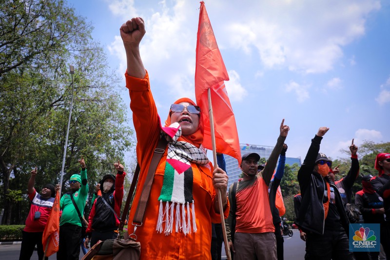 Sejumlah buruh melakukan aksi unjuk rasa di depan kantor Kedutaan Besar Amerika Serikat (Kedubes AS) di Jakarta, Selasa (10/10/2023). (CNBC Indonesia/Faisal Rahman) Sejumlah buruh melakukan aksi unjuk rasa di depan kantor Kedutaan Besar Amerika Serikat (Kedubes AS) di Jakarta, Selasa (10/10/2023). (CNBC Indonesia/Faisal Rahman)