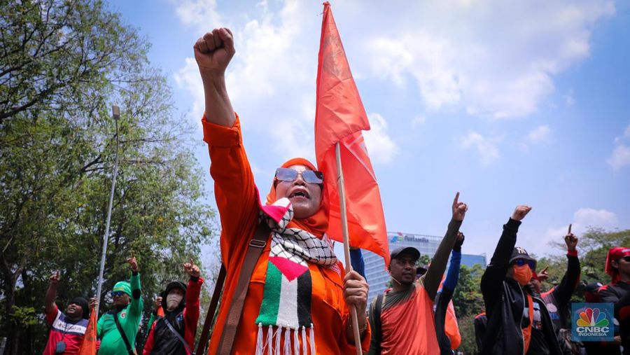 Sejumlah buruh melakukan aksi unjuk rasa di depan kantor Kedutaan Besar Amerika Serikat (Kedubes AS) di Jakarta, Selasa (10/10/2023). (CNBC Indonesia/Faisal Rahman)