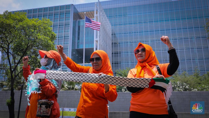 Sejumlah buruh melakukan aksi unjuk rasa di depan kantor Kedutaan Besar Amerika Serikat (Kedubes AS) di Jakarta, Selasa (10/10/2023). (CNBC Indonesia/Faisal Rahman) Sejumlah buruh melakukan aksi unjuk rasa di depan kantor Kedutaan Besar Amerika Serikat (Kedubes AS) di Jakarta, Selasa (10/10/2023). (CNBC Indonesia/Faisal Rahman)