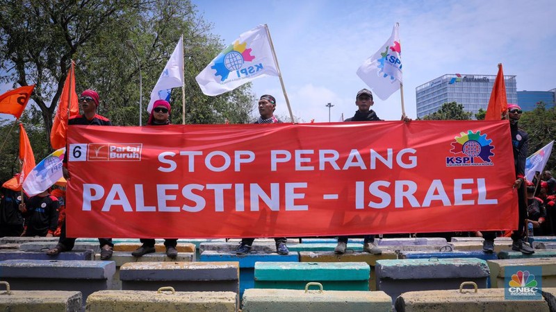 Sejumlah buruh melakukan aksi unjuk rasa di depan kantor Kedutaan Besar Amerika Serikat (Kedubes AS) di Jakarta, Selasa (10/10/2023). (CNBC Indonesia/Faisal Rahman)