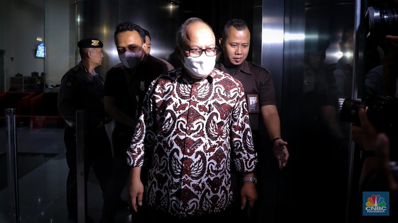 Sekretaris Jenderal (Sekjen) Kementerian Pertanian (Kementan) Kasdi Subagyono berjalan keluar usai menjalani pemeriksaan di Gedung Merah Putih KPK, Jakarta, Selasa (10/10/2023). (CNBC Indonesia/Faisal Rahman)