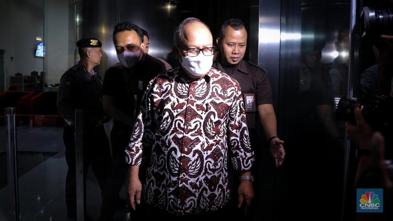Sekretaris Jenderal (Sekjen) Kementerian Pertanian (Kementan) Kasdi Subagyono berjalan keluar usai menjalani pemeriksaan di Gedung Merah Putih KPK, Jakarta, Selasa (10/10/2023). (CNBC Indonesia/Faisal Rahman)