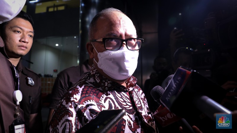 Sekretaris Jenderal (Sekjen) Kementerian Pertanian (Kementan) Kasdi Subagyono berjalan keluar usai menjalani pemeriksaan di Gedung Merah Putih KPK, Jakarta, Selasa (10/10/2023). (CNBC Indonesia/Faisal Rahman) Sekretaris Jenderal (Sekjen) Kementerian Pertanian (Kementan) Kasdi Subagyono berjalan keluar usai menjalani pemeriksaan di Gedung Merah Putih KPK, Jakarta, Selasa (10/10/2023). (CNBC Indonesia/Faisal Rahman)
