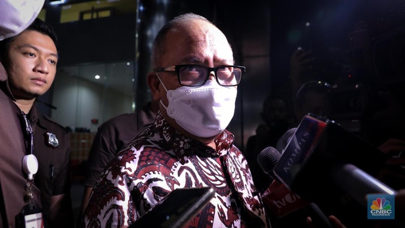 Sekretaris Jenderal (Sekjen) Kementerian Pertanian (Kementan) Kasdi Subagyono berjalan keluar usai menjalani pemeriksaan di Gedung Merah Putih KPK, Jakarta, Selasa (10/10/2023). (CNBC Indonesia/Faisal Rahman)