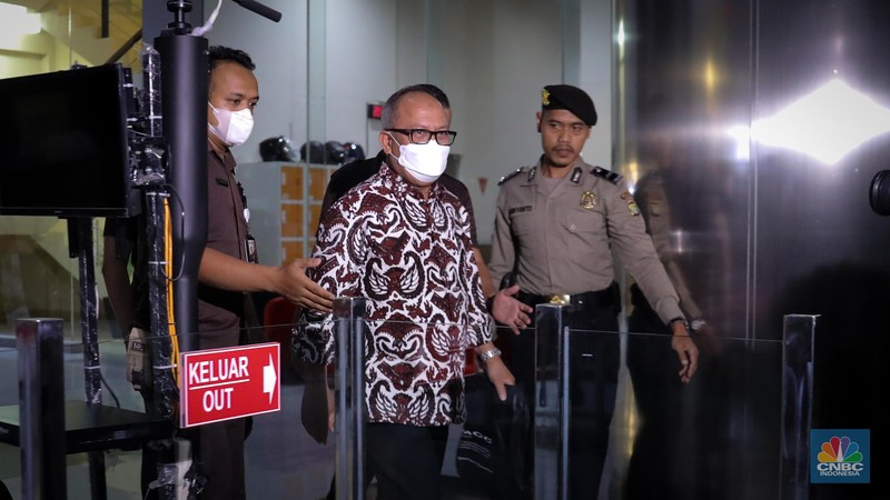 Sekretaris Jenderal (Sekjen) Kementerian Pertanian (Kementan) Kasdi Subagyono berjalan keluar usai menjalani pemeriksaan di Gedung Merah Putih KPK, Jakarta, Selasa (10/10/2023). (CNBC Indonesia/Faisal Rahman) Sekretaris Jenderal (Sekjen) Kementerian Pertanian (Kementan) Kasdi Subagyono berjalan keluar usai menjalani pemeriksaan di Gedung Merah Putih KPK, Jakarta, Selasa (10/10/2023). (CNBC Indonesia/Faisal Rahman)