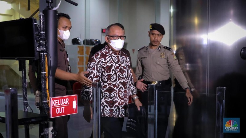 Sekretaris Jenderal (Sekjen) Kementerian Pertanian (Kementan) Kasdi Subagyono berjalan keluar usai menjalani pemeriksaan di Gedung Merah Putih KPK, Jakarta, Selasa (10/10/2023). (CNBC Indonesia/Faisal Rahman)