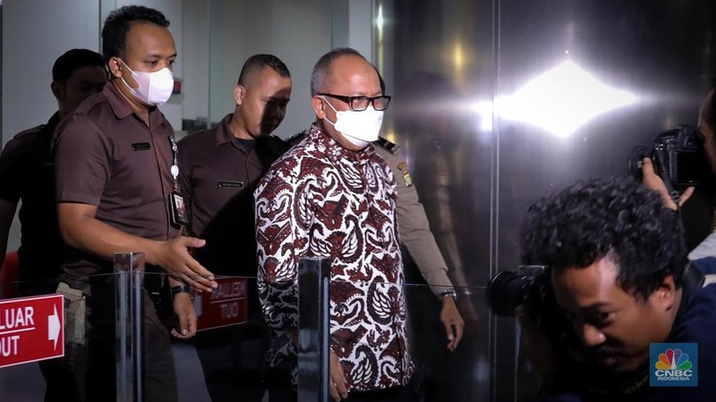 Sekretaris Jenderal (Sekjen) Kementerian Pertanian (Kementan) Kasdi Subagyono berjalan keluar usai menjalani pemeriksaan di Gedung Merah Putih KPK, Jakarta, Selasa (10/10/2023). (CNBC Indonesia/Faisal Rahman)