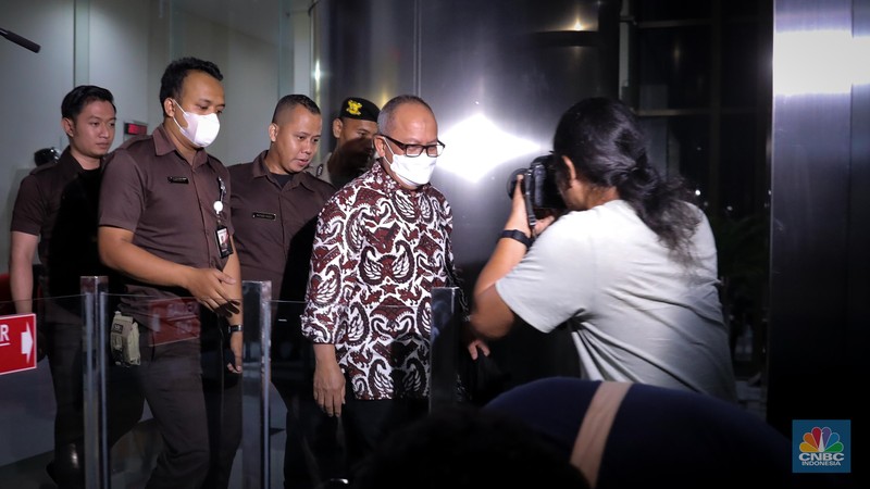 Sekretaris Jenderal (Sekjen) Kementerian Pertanian (Kementan) Kasdi Subagyono berjalan keluar usai menjalani pemeriksaan di Gedung Merah Putih KPK, Jakarta, Selasa (10/10/2023). (CNBC Indonesia/Faisal Rahman) Sekretaris Jenderal (Sekjen) Kementerian Pertanian (Kementan) Kasdi Subagyono berjalan keluar usai menjalani pemeriksaan di Gedung Merah Putih KPK, Jakarta, Selasa (10/10/2023). (CNBC Indonesia/Faisal Rahman)