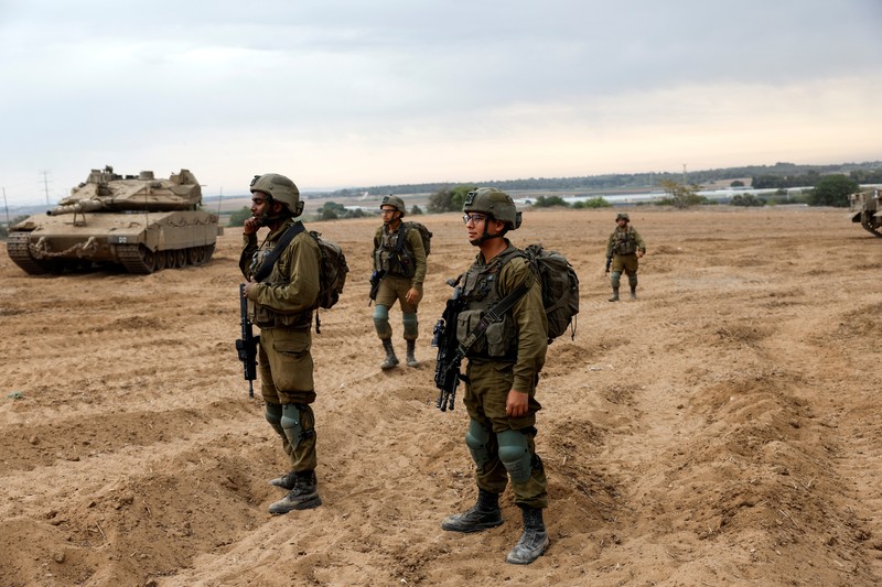 Israel mulai melancarkan serangan udara ke perbatasan Lebanon hingga menewaskan empat anggota Hizbullah pada Senin (9/10) waktu setempat. Serangan ini terjadi ketika Israel dan kelompok Hamas Palestina kembali terlibat peperangan di Jalur Gaza sejak akhir pekan lalu. (REUTERS/MOHAMMED SALEM) Israel mulai melancarkan serangan udara ke perbatasan Lebanon hingga menewaskan empat anggota Hizbullah pada Senin (9/10) waktu setempat. Serangan ini terjadi ketika Israel dan kelompok Hamas Palestina kembali terlibat peperangan di Jalur Gaza sejak akhir pekan lalu. (REUTERS/MOHAMMED SALEM)