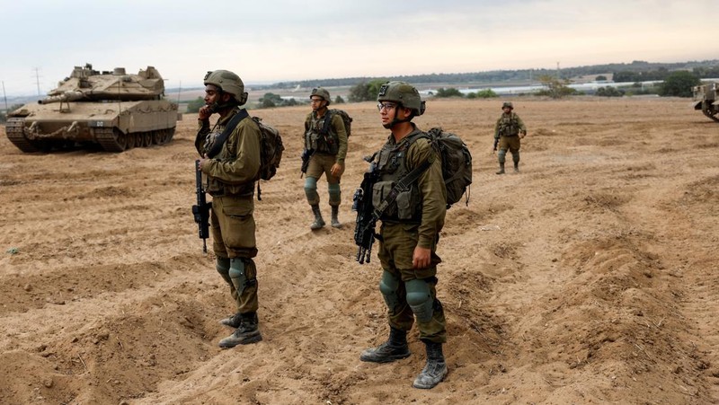 Israel mulai melancarkan serangan udara ke perbatasan Lebanon hingga menewaskan empat anggota Hizbullah pada Senin (9/10) waktu setempat. Serangan ini terjadi ketika Israel dan kelompok Hamas Palestina kembali terlibat peperangan di Jalur Gaza sejak akhir pekan lalu. (REUTERS/MOHAMMED SALEM)