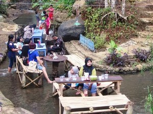 5 Warung Makan Jawa Timur yang Tawarkan Sensasi Bersantap di Atas Sungai