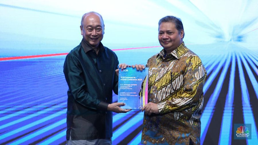 Airlangga Hartarto menerima penghargaan Token of Appreciation dalam acara Gateway to ASEAN Confrence di Hotel Raffles Jakarta, Rabu (11/10/2023). (CNBC Indonesia/Tri Susilo)