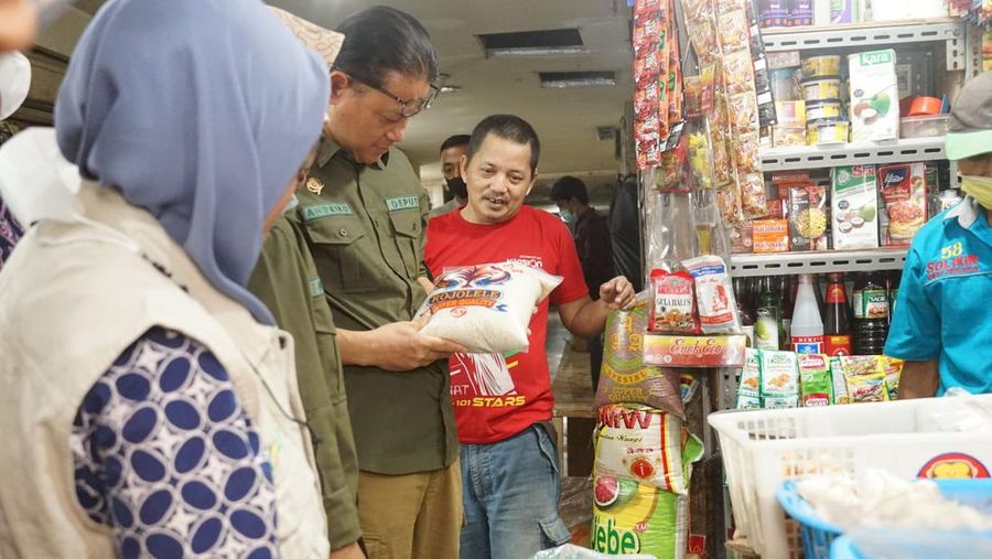 Deputi Bidang Penganekaragaman Konsumsi dan Keamanan Pangan NFA Andriko Noto Susanto melakukan pengawasan keamanan pangan segar di Pasar Mayestik, Jakarta Selatan, (21/01/1023). (Dok. Humas Bapanas)