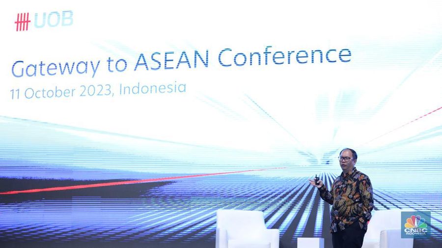 Enrico Tanuwidjaja Senior Ecomomic UOB dalam acara Gateway to ASEAN Confrence di Hotel Raffles Jakarta, Rabu (11/10/2023). (CNBC Indonesia/Tri Susilo)