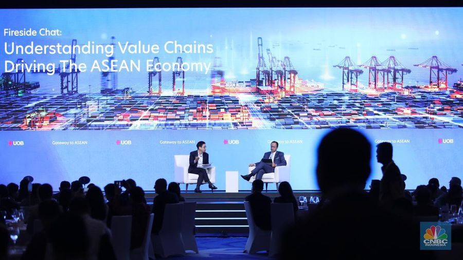 Ernest Saudjana MD Senior Partner Boston Consulting Group dan Frederick Chin Head of Group Banking and Markets UOB dalam sesi planel pertama acara Gateway to ASEAN Confrence di Hotel Raffles Jakarta, Rabu (11/10/2023). (CNBC Tri Susilo)