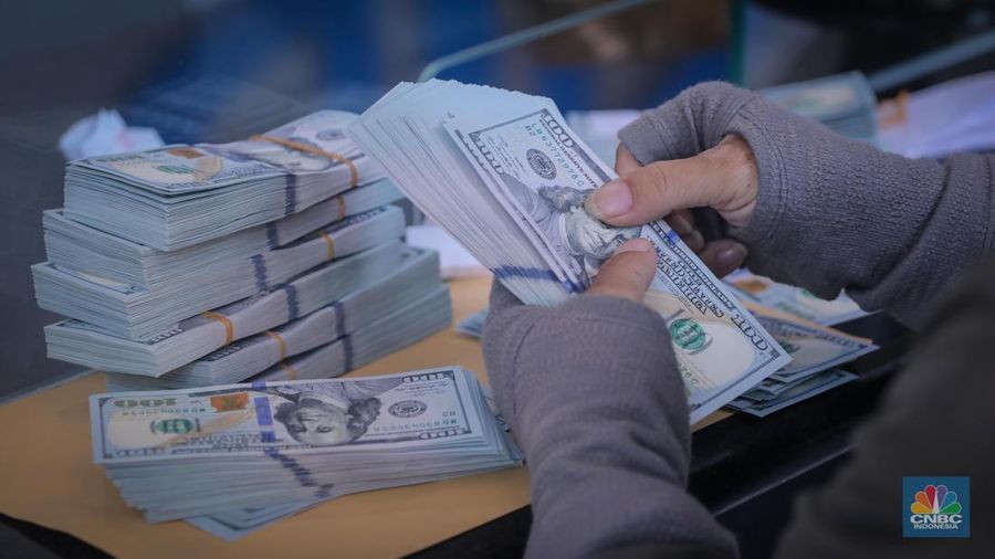 Ilustrasi Dolar Amerika Serikat (AS) di Valuta Inti Prima (VIP) Money Changer, Menteng, Jakarta, Rabu (11/10/2023). (²©²ÊÍøÕ¾/Faisal Rahman)