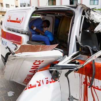 Potret Serangan Israel ke Gaza, Ambulans Hancur Kena Rudal