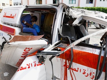 Potret Serangan Israel ke Gaza, Ambulans Hancur Kena Rudal