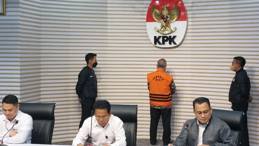 KPK menahan Sekjen Kementerian Pertanian (Kementan) Kasdi Subagyono. (Yogi/detikcom)