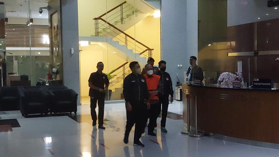 KPK menahan Sekjen Kementerian Pertanian (Kementan) Kasdi Subagyono. (Yogi/detikcom)