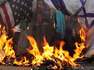 Video: Massa Demo Dukung Iran Bakar Bendera AS dan Israel di Istanbul