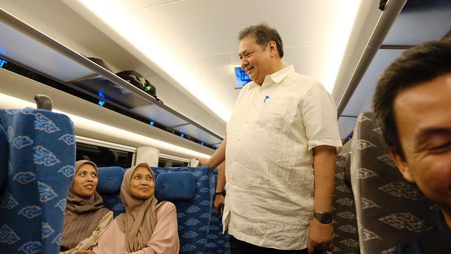 Menko Perekonomian Airlangga Hartarto jajal Kereta Cepat Jakarta-Bandung Whoosh. (Dok. Kemenko Perekonomian)