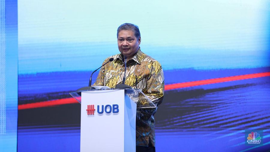 Menteri Koordinator Bidang Perekonomian RepubIik Indonesia, Airlangga Hartarto memberi sambutan di acara Konferensi UOB Gateway to ASEAN di Hotel Raffles, Jakarta, Rabu, 11/10. (CNBC Indonesia/Tri Susilo)