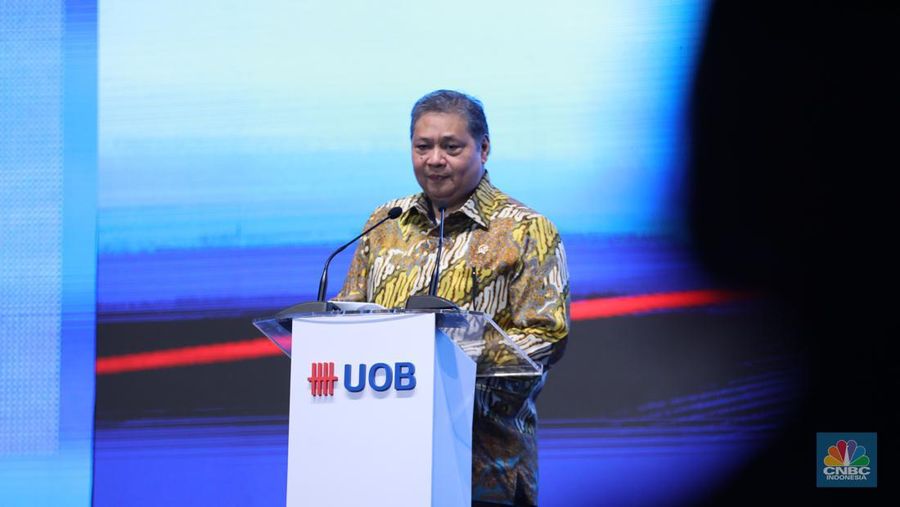 Menteri Koordinator Bidang Perekonomian RepubIik Indonesia, Airlangga Hartarto memberi sambutan di acara Konferensi UOB Gateway to ASEAN di Hotel Raffles, Jakarta, Rabu, 11/10. (CNBC Indonesia/Tri Susilo)