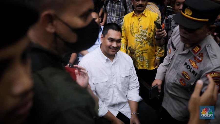 Menteri Pemuda dan Olahraga (Menpora), Dito Ariotedjo tiba di Pengadilan Negeri (PN) Jakarta Pusat, Rabu (11/10/2023). Menpora Dito Ariotedjo datang memenuhi panggilan sebagai saksi sidang perkara korupsi BTS Kominfo. (CNBC Indonesia/Faisal Rahman)