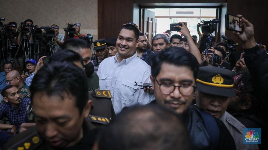 Menteri Pemuda dan Olahraga (Menpora), Dito Ariotedjo tiba di Pengadilan Negeri (PN) Jakarta Pusat, Rabu (11/10/2023). Menpora Dito Ariotedjo datang memenuhi panggilan sebagai saksi sidang perkara korupsi BTS Kominfo. (CNBC Indonesia/Faisal Rahman)