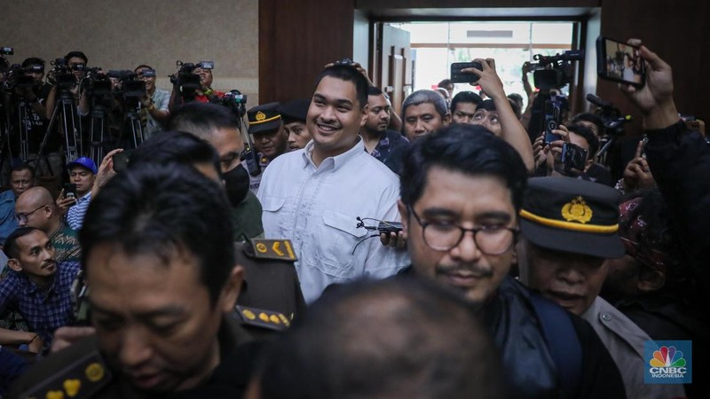 Menteri Pemuda dan Olahraga (Menpora), Dito Ariotedjo tiba di Pengadilan Negeri (PN) Jakarta Pusat, Rabu (11/10/2023). Menpora Dito Ariotedjo datang memenuhi panggilan sebagai saksi sidang perkara korupsi BTS Kominfo. (CNBC Indonesia/Faisal Rahman)