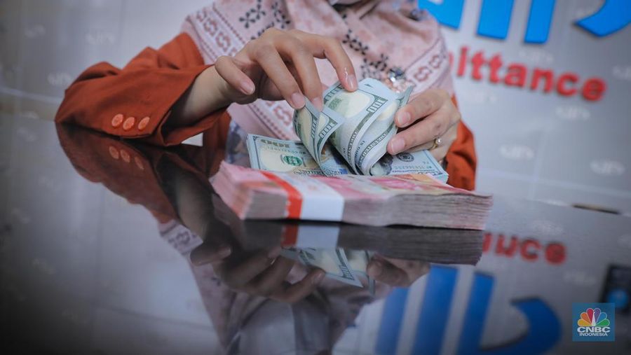 Penukaran uang dolar (AS) dan rupiah di Valuta Inti Prima (VIP) Money Changer, Menteng, Jakarta, Rabu (11/10/2023). (²©²ÊÍøÕ¾/ Faisal Rahman) Penukaran uang dolar (AS) dan rupiah di Valuta Inti Prima (VIP) Money Changer, Menteng, Jakarta, Rabu (11/10/2023). (²©²ÊÍøÕ¾/ Faisal Rahman)