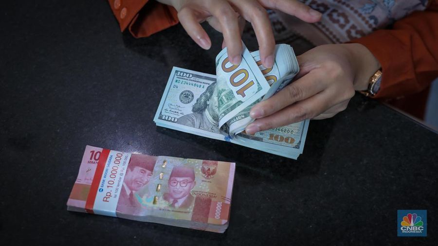 Penukaran uang dolar (AS) dan rupiah di Valuta Inti Prima (VIP) Money Changer, Menteng, Jakarta, Rabu (11/10/2023). (վ/ Faisal Rahman)