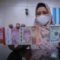Prediksi Pasar Meleset, Rupiah Tersungkur ke Level Rp15.700/US$