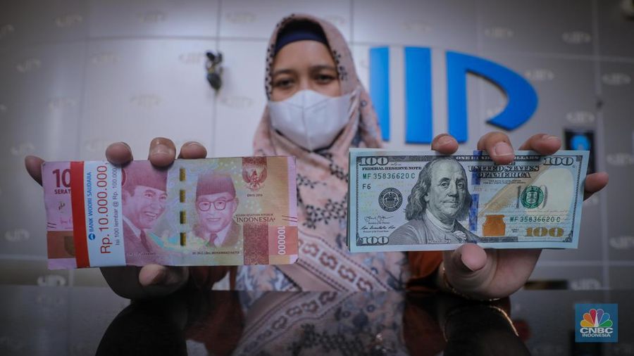 Penukaran uang dolar (AS) dan rupiah di Valuta Inti Prima (VIP) Money Changer, Menteng, Jakarta, Rabu (11/10/2023). (վ/ Faisal Rahman)