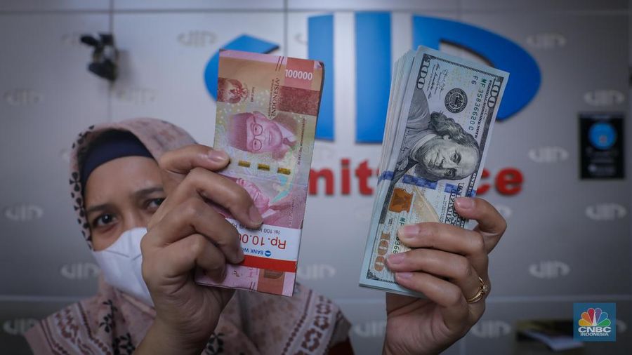 Penukaran uang dolar (AS) dan rupiah di Valuta Inti Prima (VIP) Money Changer, Menteng, Jakarta, Rabu (11/10/2023). (CNBC Indonesia/ Faisal Rahman)