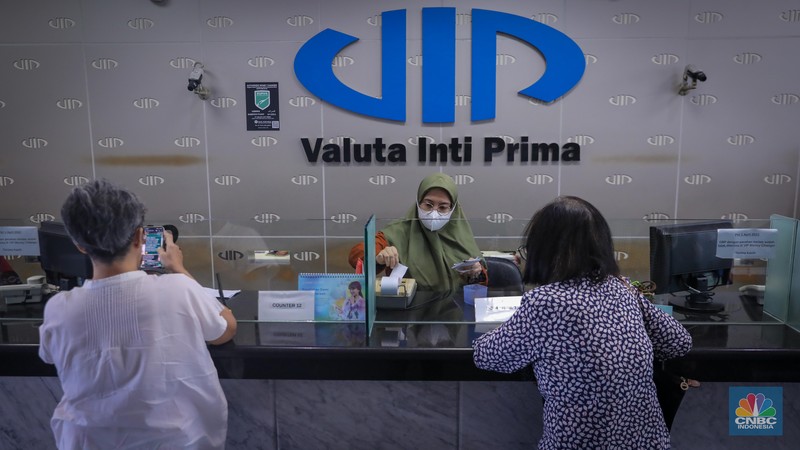 Penukaran uang dolar (AS) dan rupiah di Valuta Inti Prima (VIP) Money Changer, Menteng, Jakarta, Rabu (11/10/2023). (CNBC Indonesia/ Faisal Rahman)