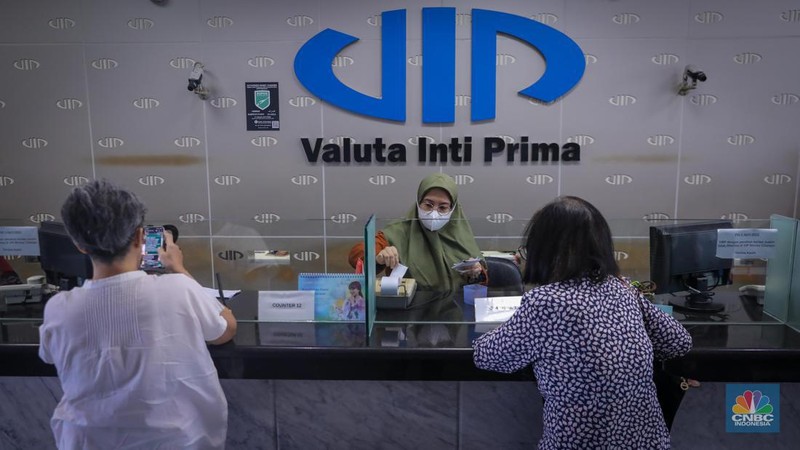 Penukaran uang dolar (AS) dan rupiah di Valuta Inti Prima (VIP) Money Changer, Menteng, Jakarta, Rabu (11/10/2023). (CNBC Indonesia/ Faisal Rahman)