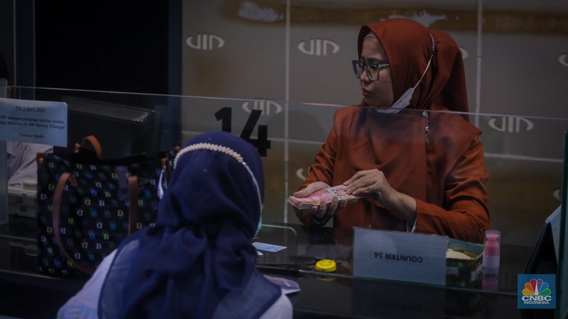 Penukaran uang dolar (AS) dan rupiah di Valuta Inti Prima (VIP) Money Changer, Menteng, Jakarta, Rabu (11/10/2023). (CNBC Indonesia/ Faisal Rahman)