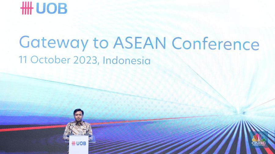 Plt Deputi Bidang Koordinasi Sumber Daya Maritim, Kementerian Koordinasi Kemaritiman dan Investasi, M Firman Hidayat memberi sambutan di acara Konferensi UOB Gateway to ASEAN di Hotel Raffles, Jakarta, Rabu, 11/10. (CNBC Tri Susilo)