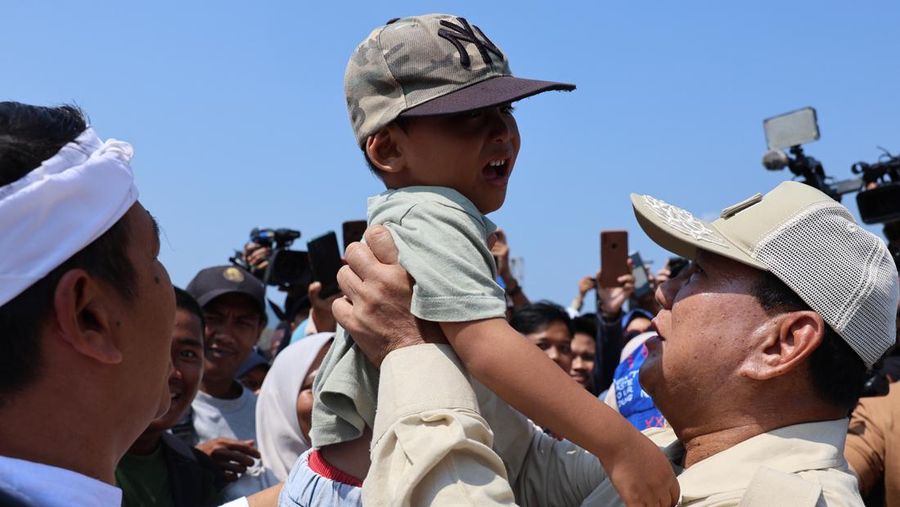 Prabowo Subianto dan Susi Pudjiastuti bersih bersih Pantai Pangandaran, Jawa Barat. (Tangkapan layar Facebook Prabowo Subianto)