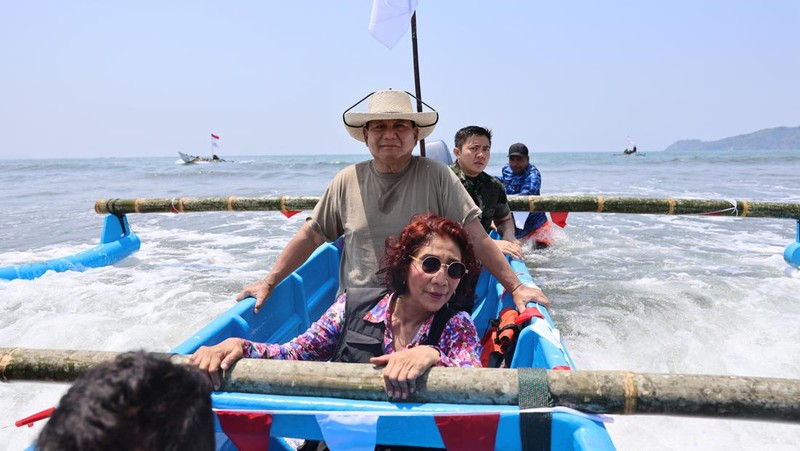 Prabowo Subianto dan Susi Pudjiastuti bersih bersih Pantai Pangandaran, Jawa Barat. (Tangkapan layar Facebook Prabowo Subianto)