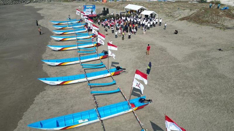 Prabowo Subianto dan Susi Pudjiastuti bersih bersih Pantai Pangandaran, Jawa Barat. (Tangkapan layar Facebook Prabowo Subianto)