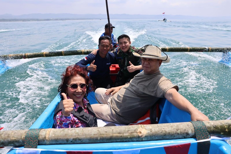 Prabowo Subianto dan Susi Pudjiastuti bersih bersih Pantai Pangandaran, Jawa Barat. (Tangkapan layar Facebook Prabowo Subianto) Prabowo Subianto dan Susi Pudjiastuti bersih bersih Pantai Pangandaran, Jawa Barat. (Tangkapan layar Facebook Prabowo Subianto)