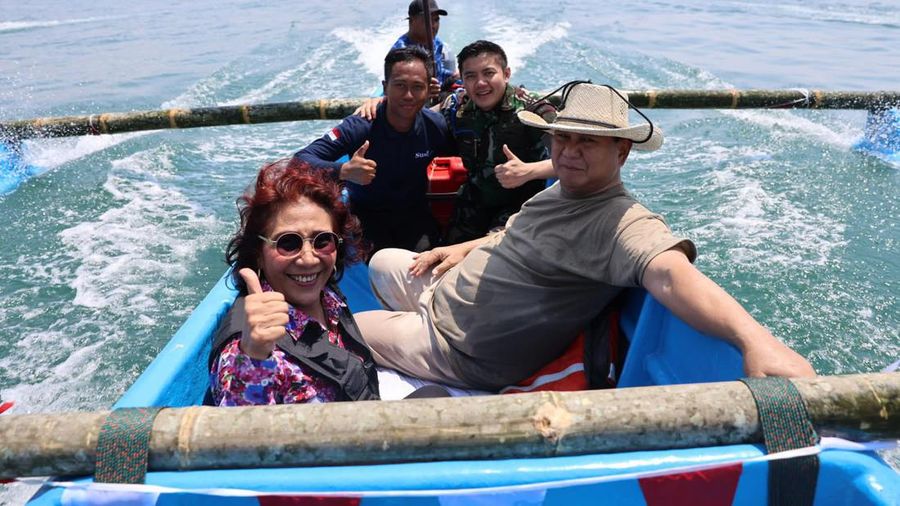 Prabowo Subianto dan Susi Pudjiastuti bersih bersih Pantai Pangandaran, Jawa Barat. (Tangkapan layar Facebook Prabowo Subianto)