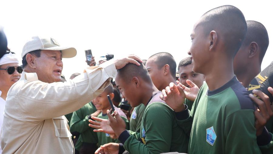 Prabowo Subianto dan Susi Pudjiastuti bersih bersih Pantai Pangandaran, Jawa Barat. (Tangkapan layar Facebook Prabowo Subianto)