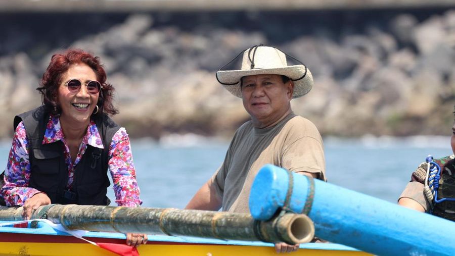 Prabowo Subianto dan Susi Pudjiastuti bersih bersih Pantai Pangandaran, Jawa Barat. (Tangkapan layar X@susipudjiastuti)